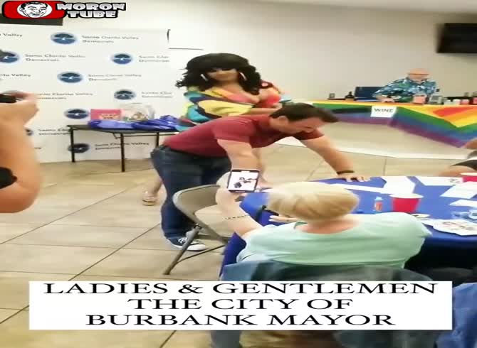Video :The mayor is spanked by a drag queen, and everyone is talking about it